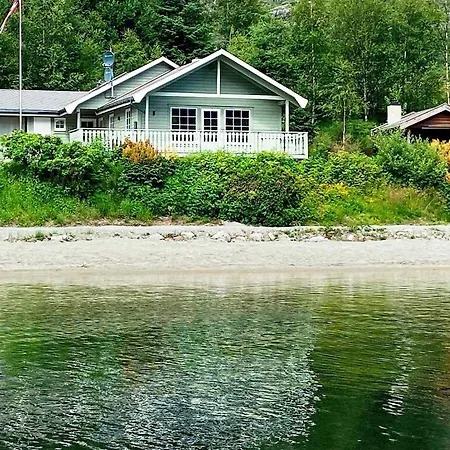 8 Person In J Rpeland * Jørpeland