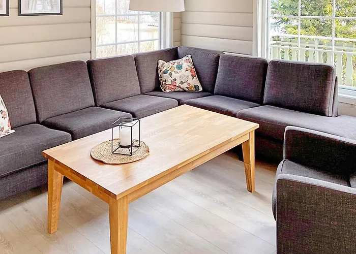 8 Person In Jorpeland-by Traum