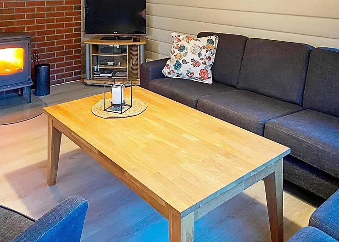 8 Person In Jorpeland-by Traum